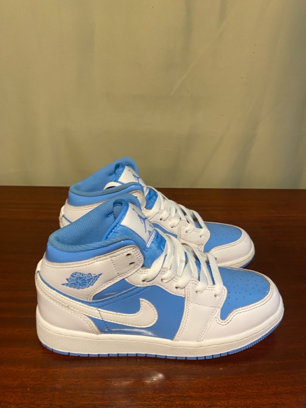 Nike  Air Jordan 1 Mid SE  (GS) White Legend Blue  size 4.5Y